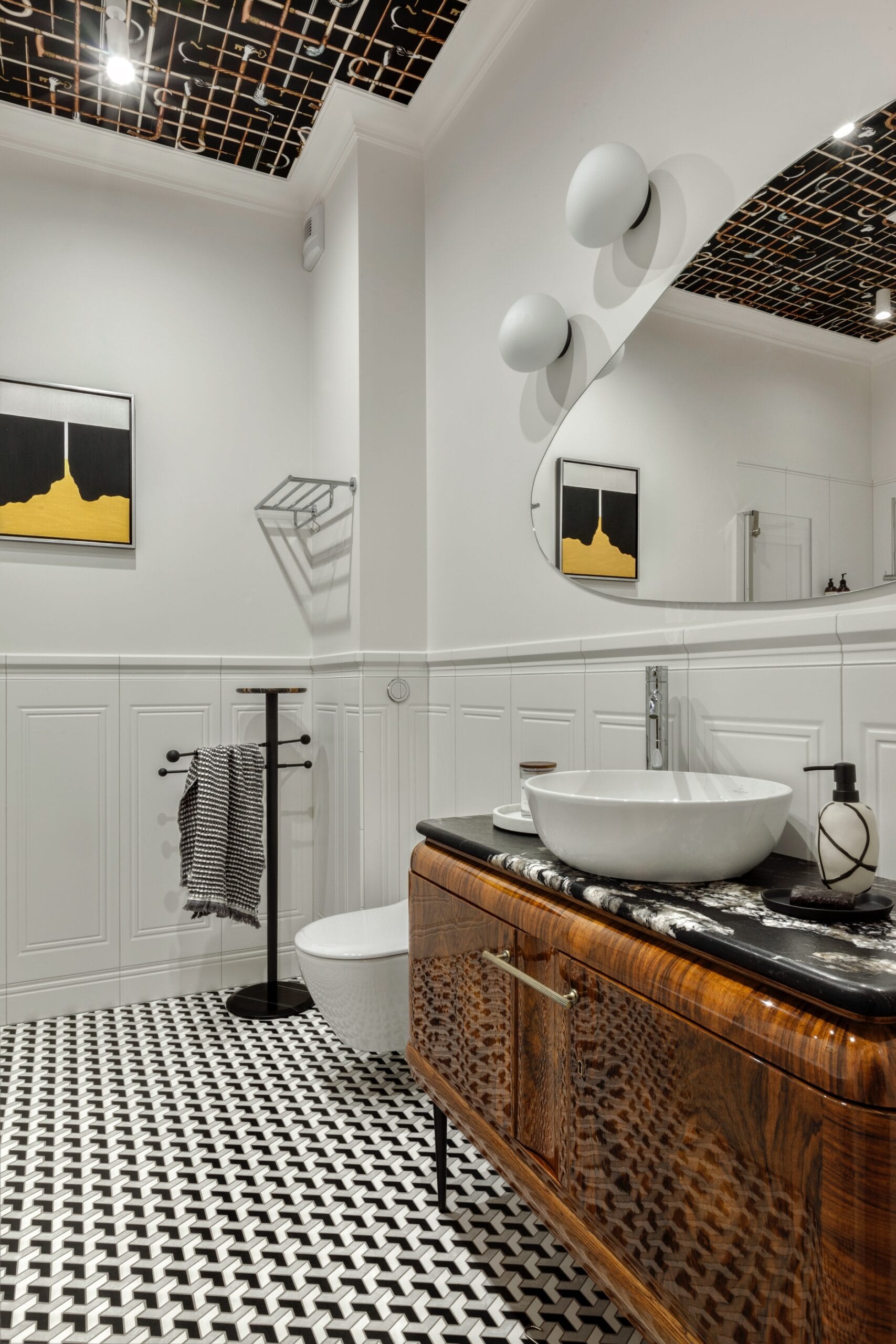 Mieszkanie Błonie Bydgoszcz – projekt wnętrza wokół sztuki, obrazy i grafiki tworzące prywatną galerię.