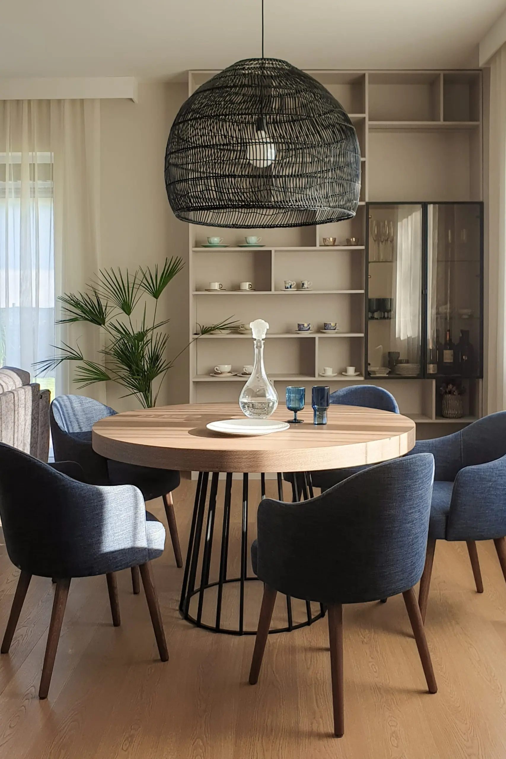 Dom pod Toruniem – wnętrze inspirowane naturą, beże, błękity i drewno w otoczeniu lasu.