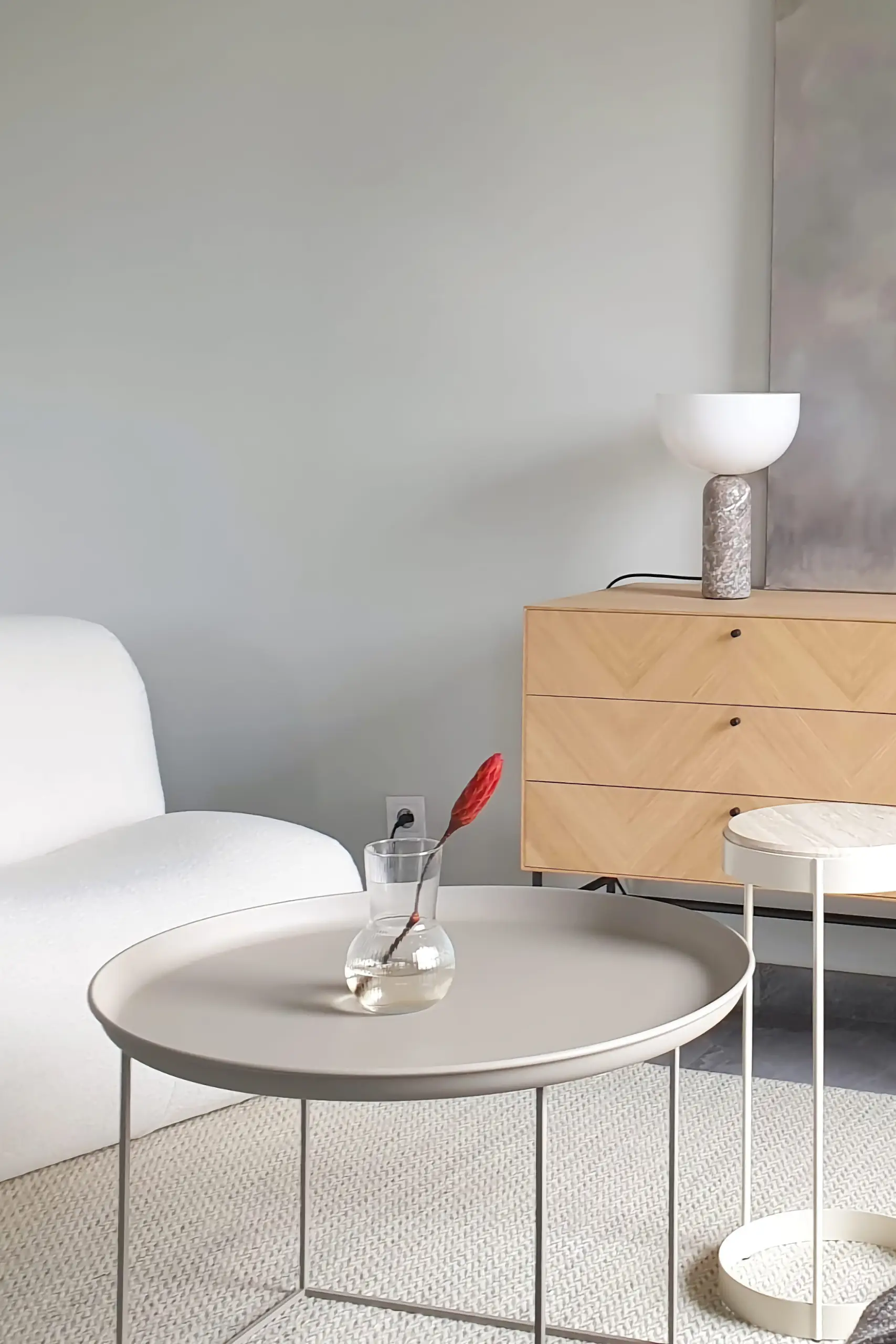 Minimalistyczne wnętrze Bydgoszcz – nowoczesny design, kultowe lampy i proste formy z charakterem.