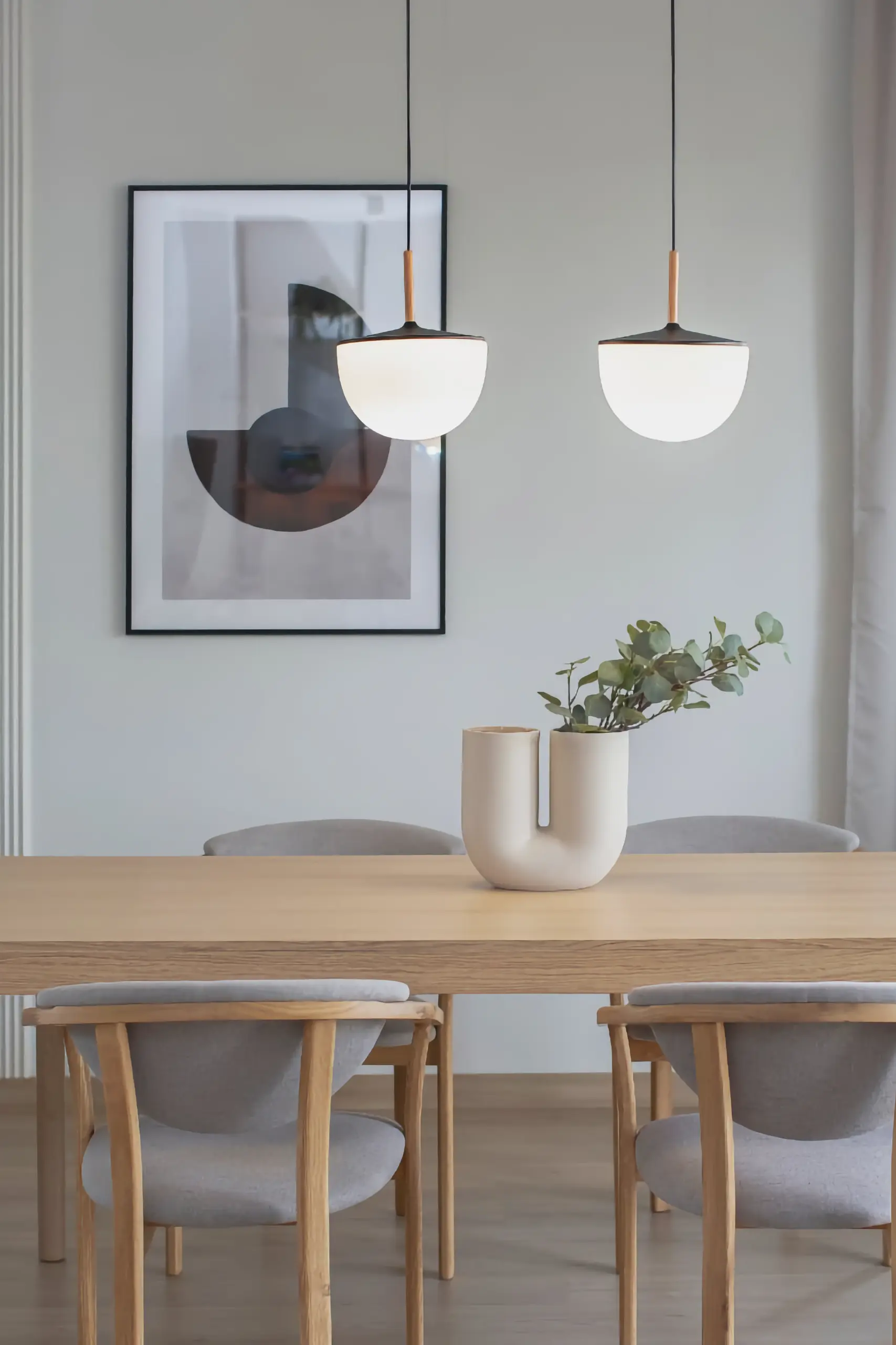 Dom Bydgoszcz – stonowane beże i grafit zestawione z naturalnym drewnem, projekt Pracownia Duży Pokój.